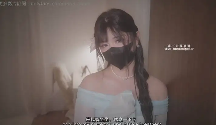 我的邻居是个骚货人妻，穿着丝袜专业手法抓龙筋挑逗，开档丝袜方便操逼，鸡巴顶进小穴大力抽插-百宝袋