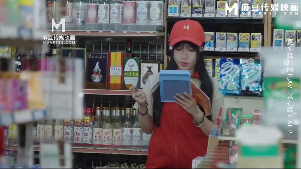 便利店女员工上班偷欢，脱光衣服躲货架，嘴含大屌猛舔吞吐，鸡巴插骚穴，货架晃动臀部啪啪响！-百宝袋