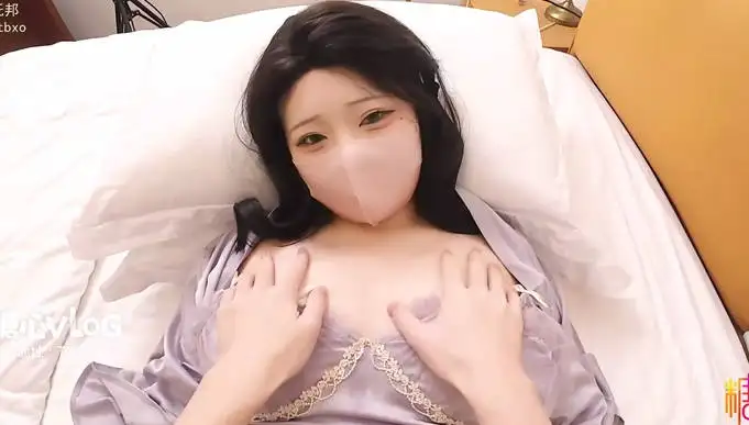 图片[2]-巨乳人妻寂寞诱惑，掰开双腿主动迎合抽插，香汗淋漓越操越骚