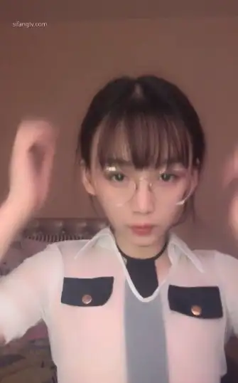图片[1]-高颜值眼镜萌妹子换上诱人情趣装自慰_拨开丁字裤道具JJ抽插近距离特写_很是诱惑喜欢不要错过