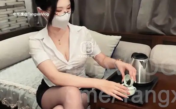图片[2]-【_狐不妖_】黑丝制服_妖媚的秘书上_用淫水帮老板消气_小穴迫不及待等待肉棒的插入了[679 MB]