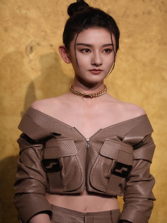 AI魔改 宋祖儿娇小清纯高颜值自然美照海报